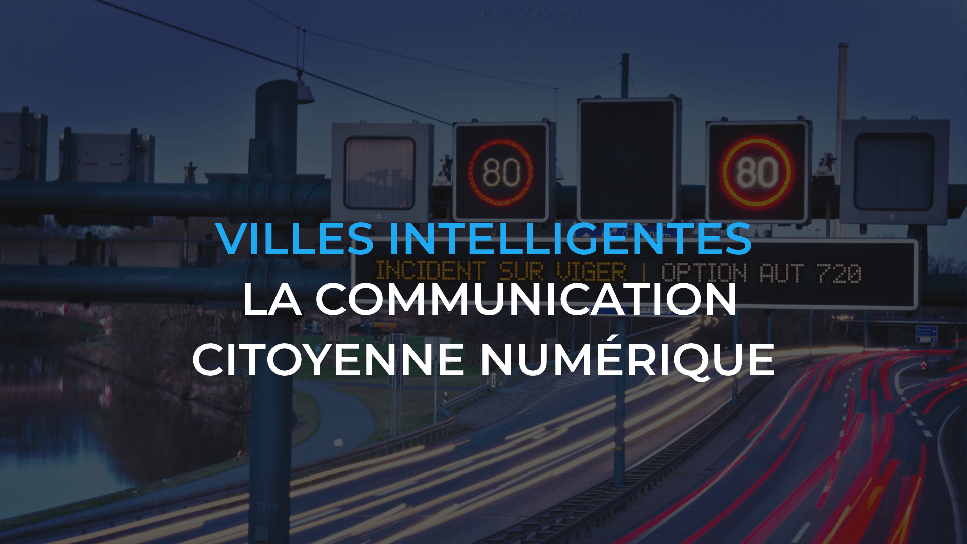 Un Grand Panneau D'affichage Avec Des Informations Intéressantes Et De La  Publicité Installé Le Long D'une Large Rue Du Centre-ville